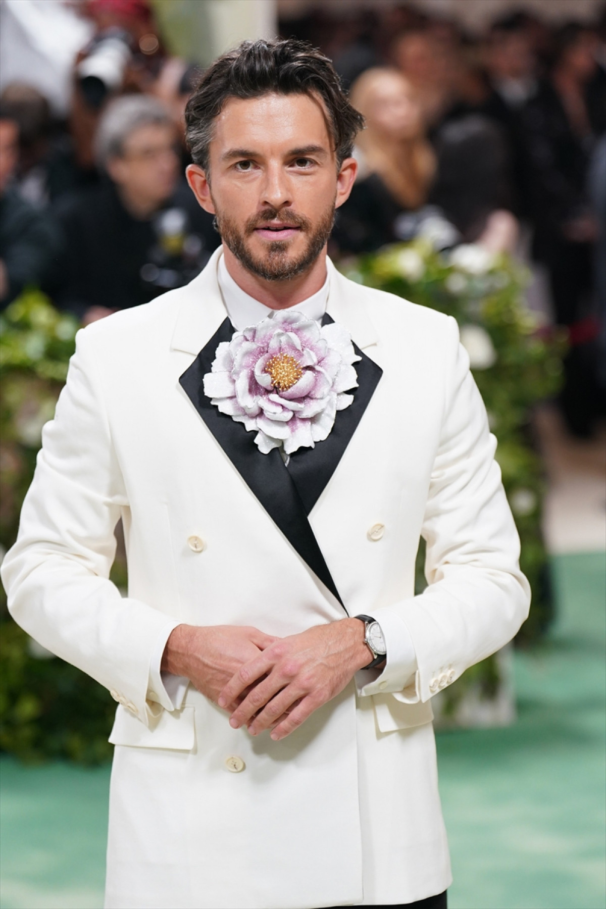 People誌「2025年最もセクシーな男性」はジョナサン・ベイリー！　同性愛を公表する人物として初の受賞