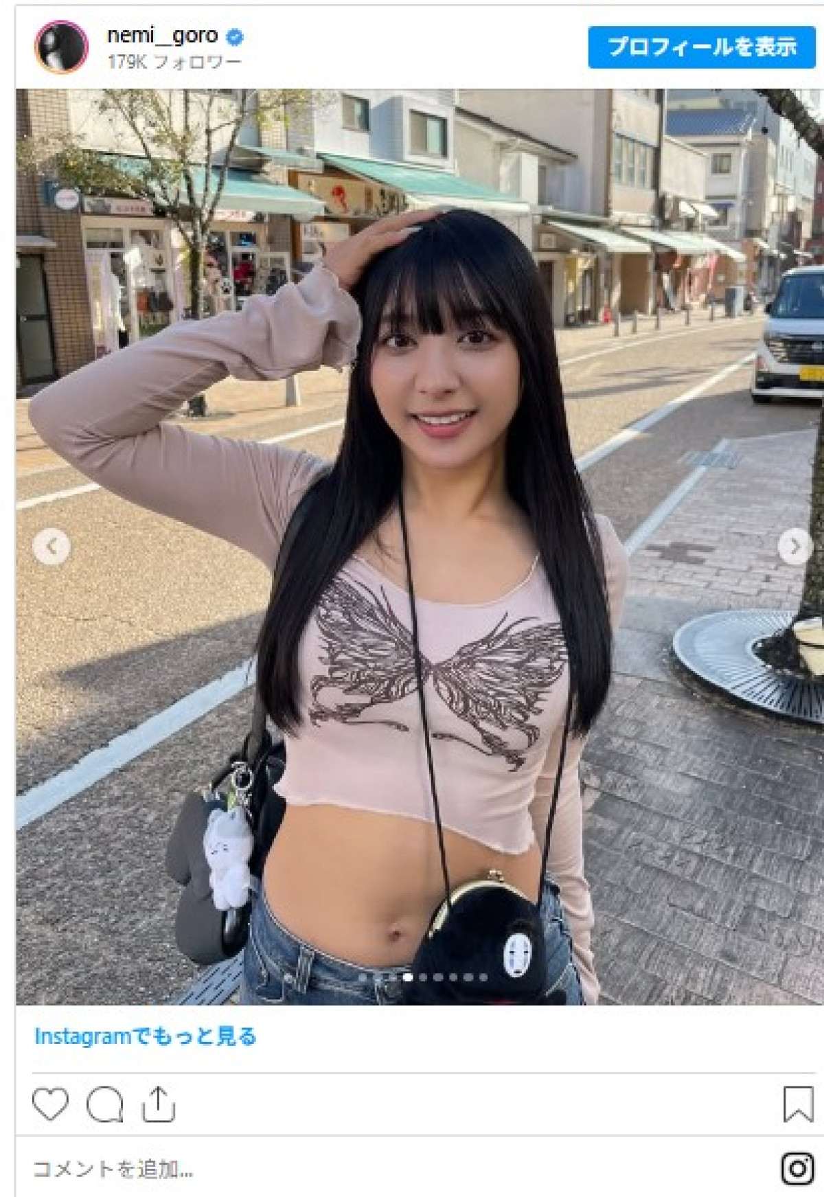 「ガチでムリ」異例解雇から3年のグラビア美女、へそ出しTシャツ姿がかわいいと反響