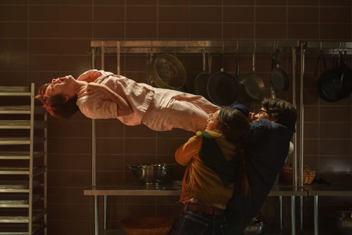 イーサン・ホークの前作での怪演は序章に過ぎなかった――映画『ブラックフォン ２』、少女の夢に出現する連続殺人鬼グラバー本編映像