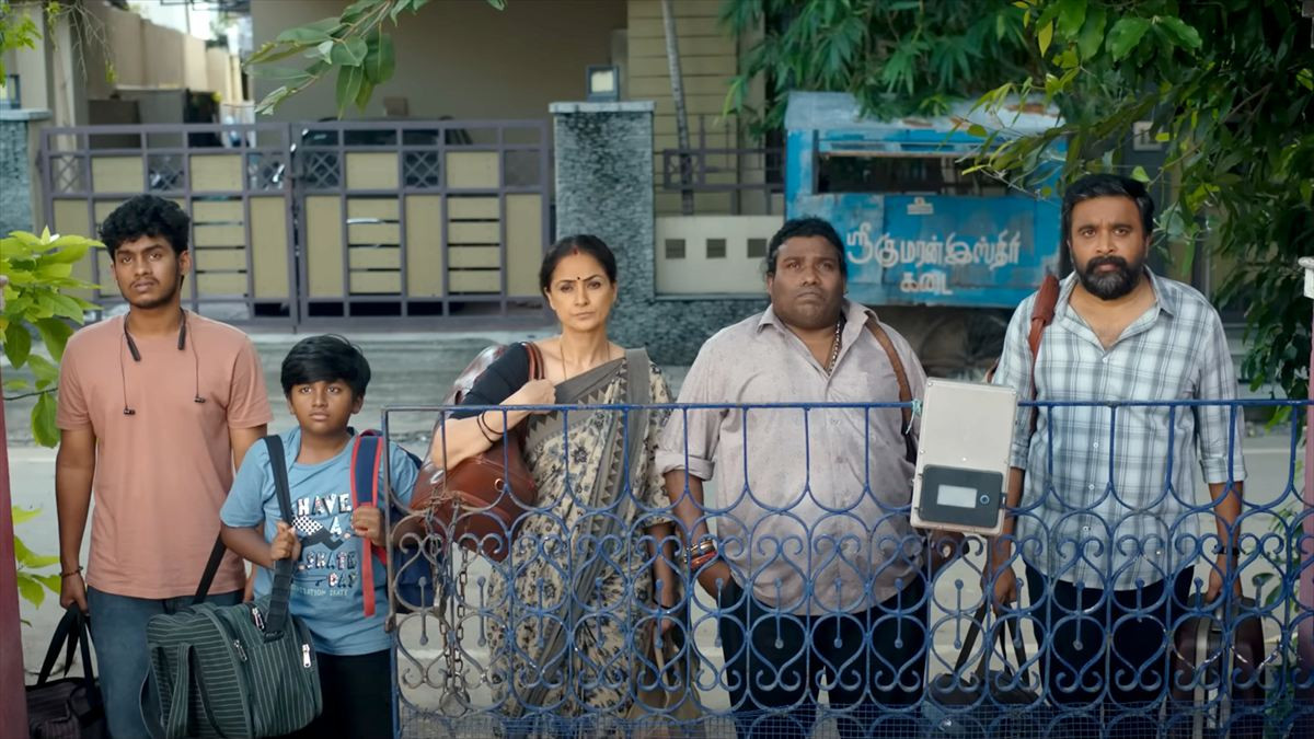 シビアな現実も笑って、踊って乗り越える！　インド映画『ツーリストファミリー』予告＆ビジュアル解禁