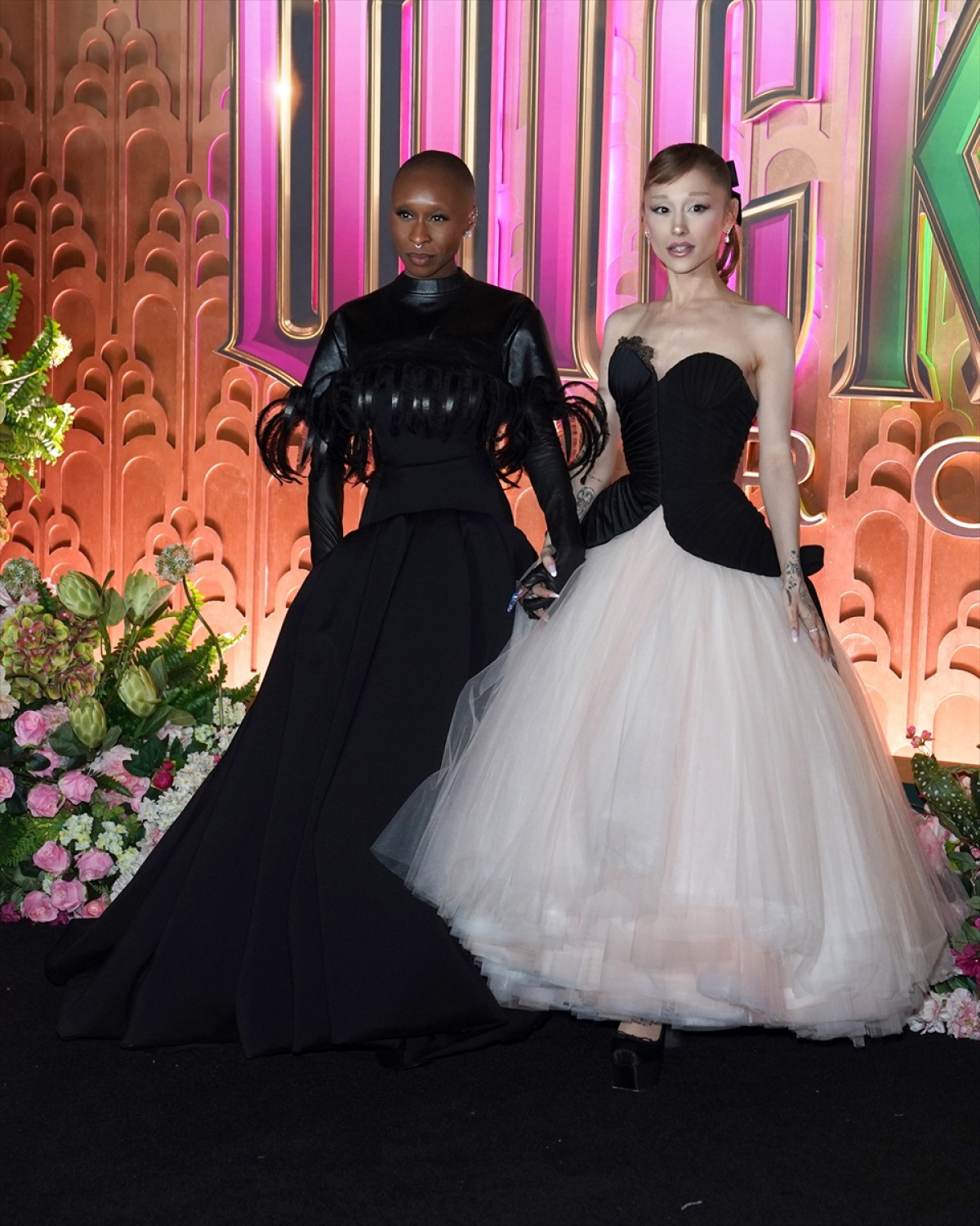 レッカぺで突撃されたアリアナ・グランデ、ニューヨークプレミアでカメラマンに叫ぶのを止めるよう求める