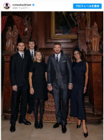 父デヴィッドがナイトの称号に叙され家族で記念写真　※「ロメオ・ベッカム」インスタグラム