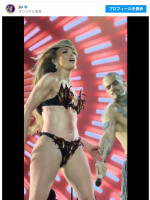 右胸の下にうっすら残るタトゥー　※「ジェニファー・ロペス」インスタグラム