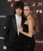 マイリー・サイラス、6歳年下の恋人マックス・モランドと婚約