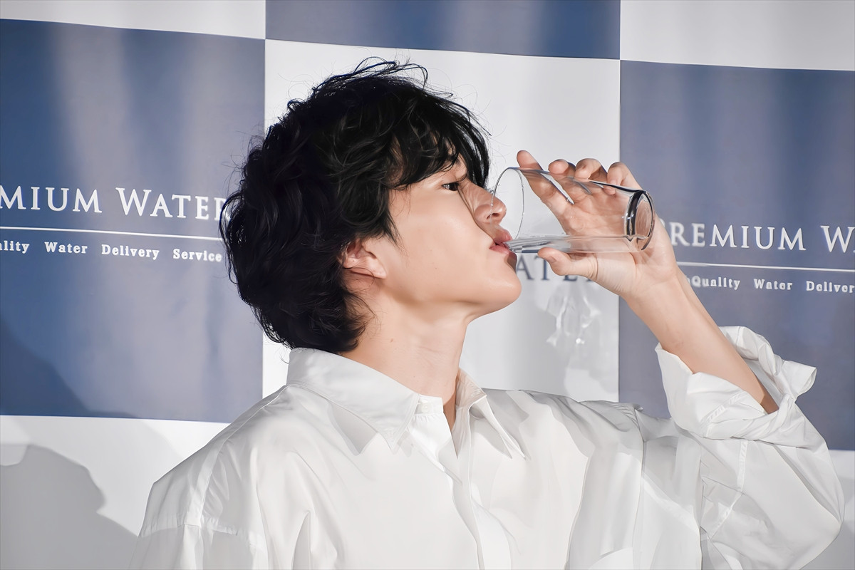 菊池風磨、美しい肌の秘訣は“生”　プレミアムウォーター「生天然水」アンバサダー就任