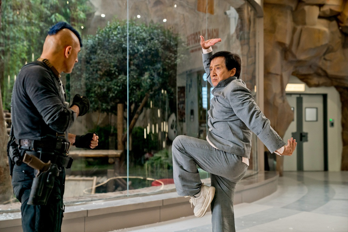 ジャッキー・チェンとパンダがかわいい！　本人役で主演『パンダプラン』場面写真一挙解禁