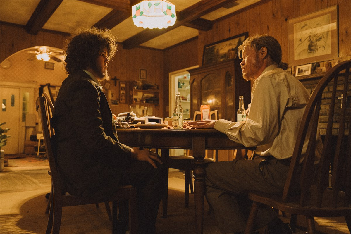 ランティモス新作『ブゴニア』、誘拐劇の始まりや養蜂する誘拐犯など奇想天外な場面写真が一挙解禁