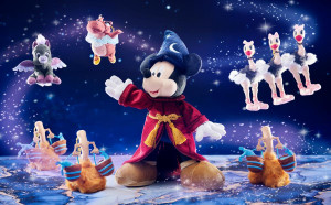 ディズニーストア『ファンタジア』公開85周年グッズ登場！　ミッキーの衣装がモチーフの“着るブランケット”など展開