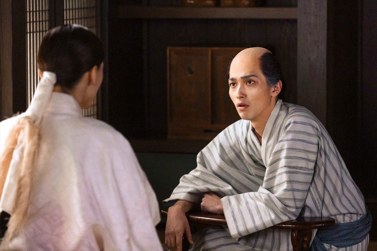 綾瀬はるか、『べらぼう』最終回に登場！　巫女姿で蔦重に“死のお告げ”