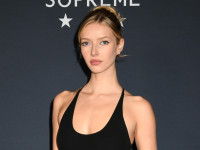 アップル・マーティン、母のドレスを着て登場