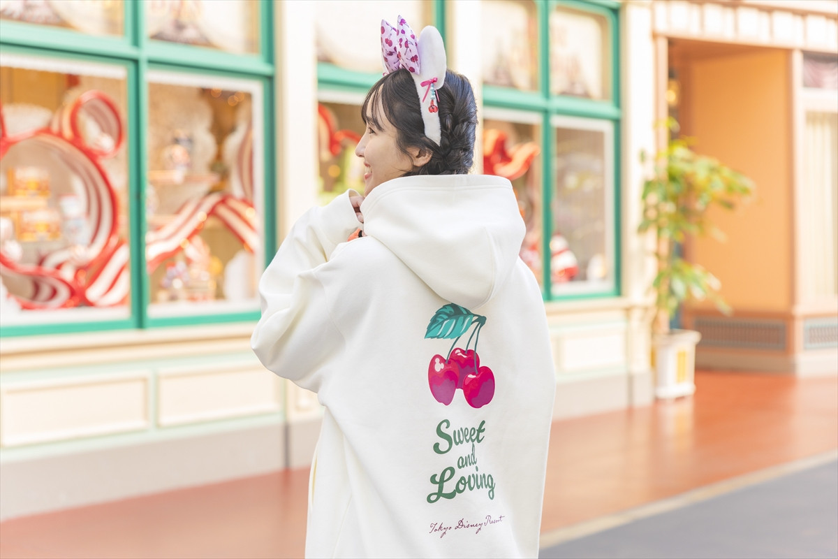 20251223_ケーキにさくらんぼを飾るミニーマウスがデザインされた大人かわいいグッズ