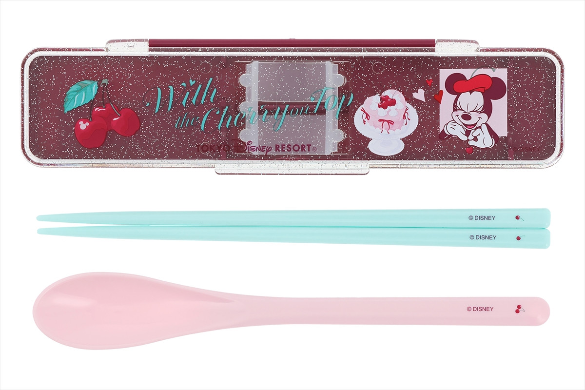 20251223_ケーキにさくらんぼを飾るミニーマウスがデザインされた大人かわいいグッズ