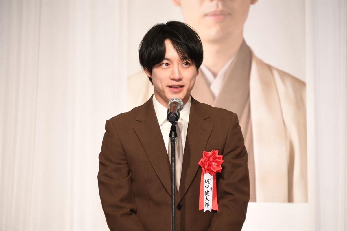 坂口健太郎が藤井聡太竜王に祝辞！　“将棋”が縁の初対面が実現