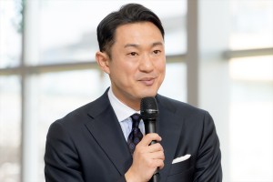 野上慎平・テレビ朝日アナウンサー、ドラマ『プライベートバンカー』記者会見で司会を担当