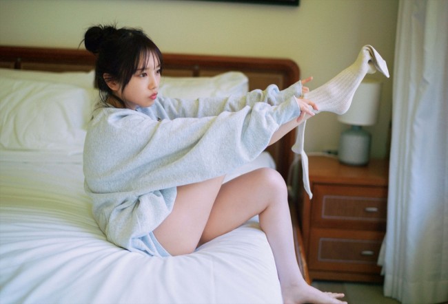 乃木坂46 与田祐希 3rd写真集『ヨーダ』より、フィッツロイ島のホテルの部屋で靴下をはく与田祐希
