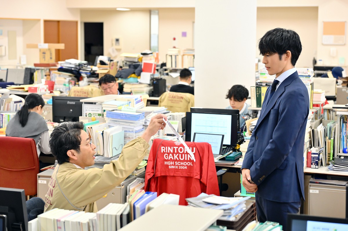 『御上先生』第2話　“御上”松坂桃李、“神崎”奥平大兼による不倫記事について生徒たちに討論させる