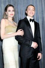 アンジェリーナ・ジョリー、ブラッド・ピットとの子どもノックスとガバナーズ賞授賞式に（2024年11月）