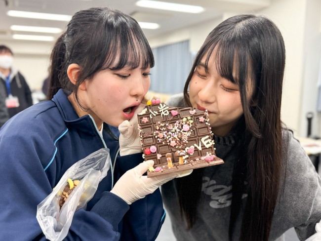 写真）チョコレートで作った“大きなお菓子の遊園地”をお披露目