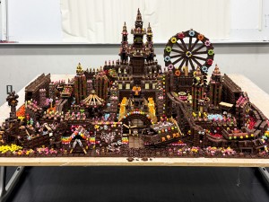 チョコレートで作った“大きなお菓子の遊園地”をお披露目！　高校生150人が2日間かけて製作＜取材レポ＞