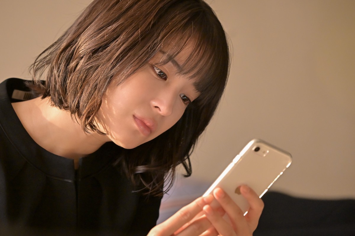 『クジャクのダンス、誰が見た？』広瀬すずの強くまっすぐな瞳と、松山ケンイチの軽やかさが本格サスペンスへ誘う