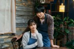 ドラマ『やぶさかではございません』より（左から）主演の松村沙友理、共演の駒木根葵汰