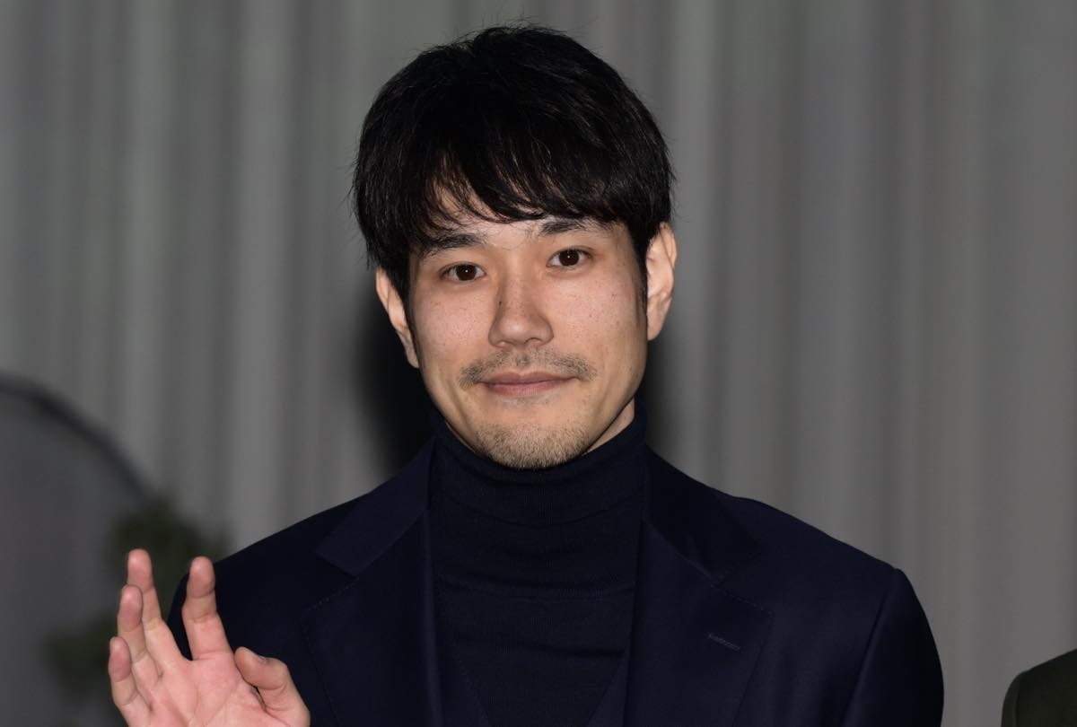 広瀬すず、白ドレスで街中に登場　“食いしん坊ぶり”を明かされる「おいしいんですもん」