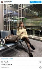 小嶋陽菜、美脚際立つ黒タイツのフライトコーデ披露　※「小嶋陽菜」インスタグラム