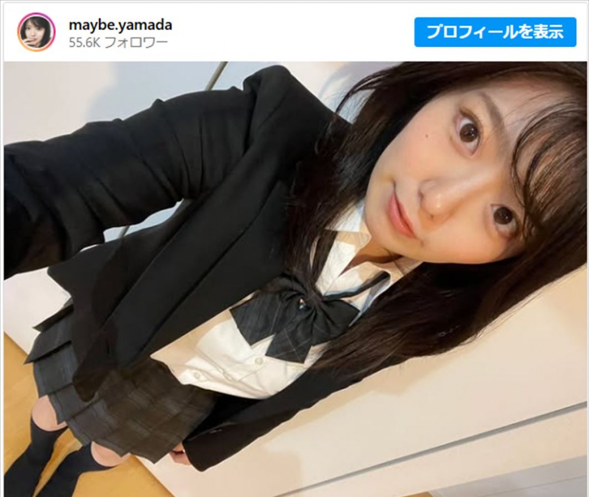 制服姿を披露 ※「山田かな」インスタグラム