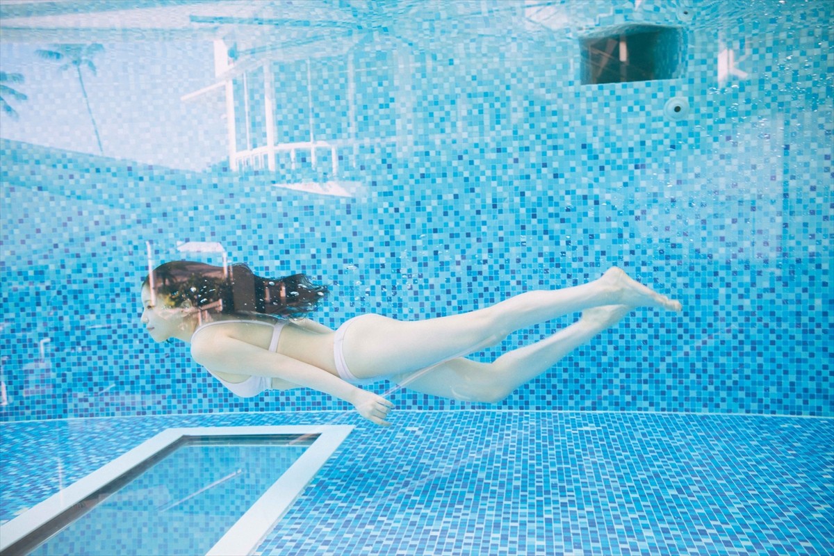 乃木坂46・与田祐希、憧れだった黒の水着でビーチを歩く　3rd写真集『ヨーダ』よりビキニショット解禁