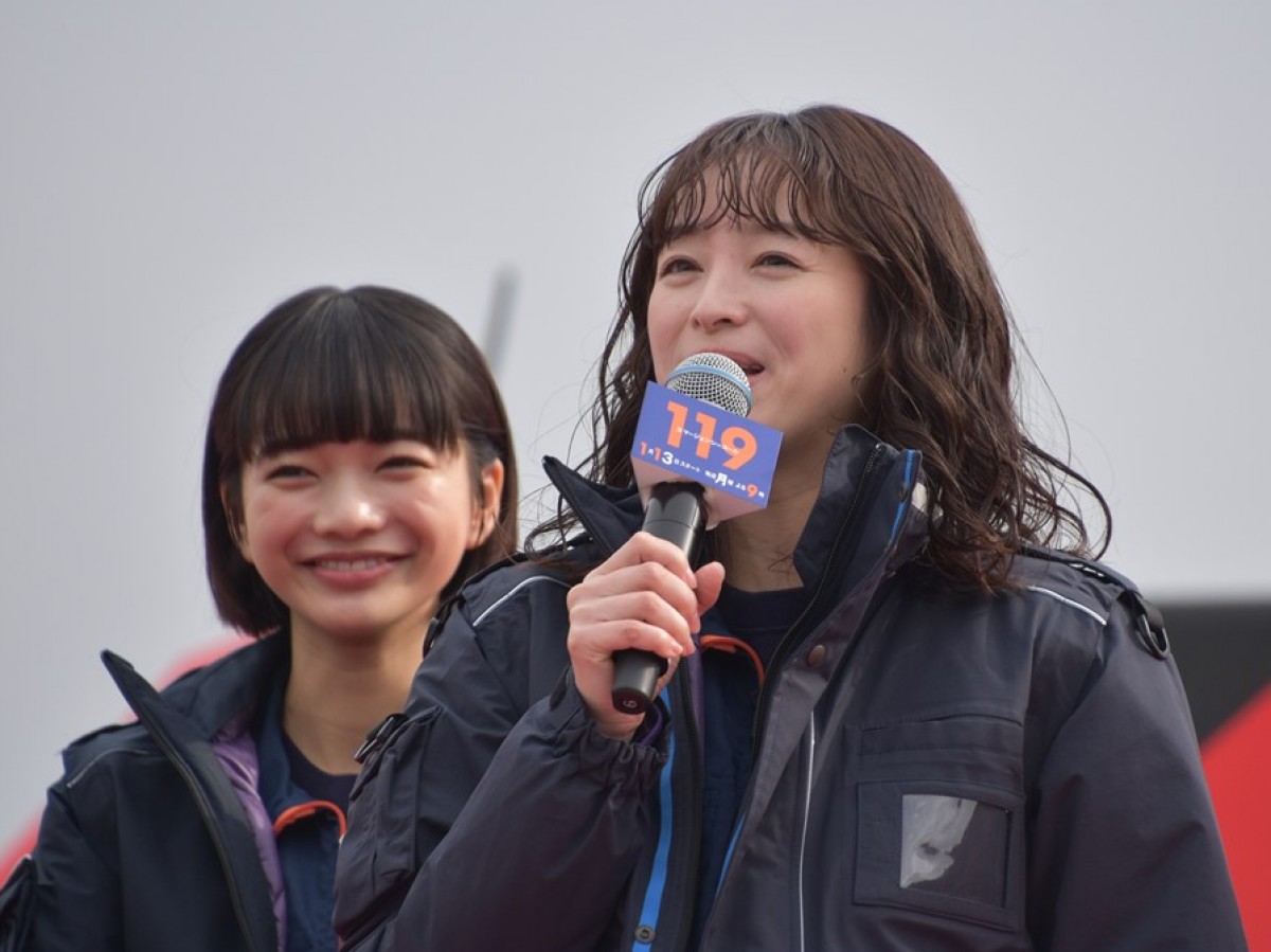清野菜名、瀬戸康史、佐藤浩市らが消防局の出初式にサプライズ登場！　ドラマ『１１９エマージェンシーコール』をアピール