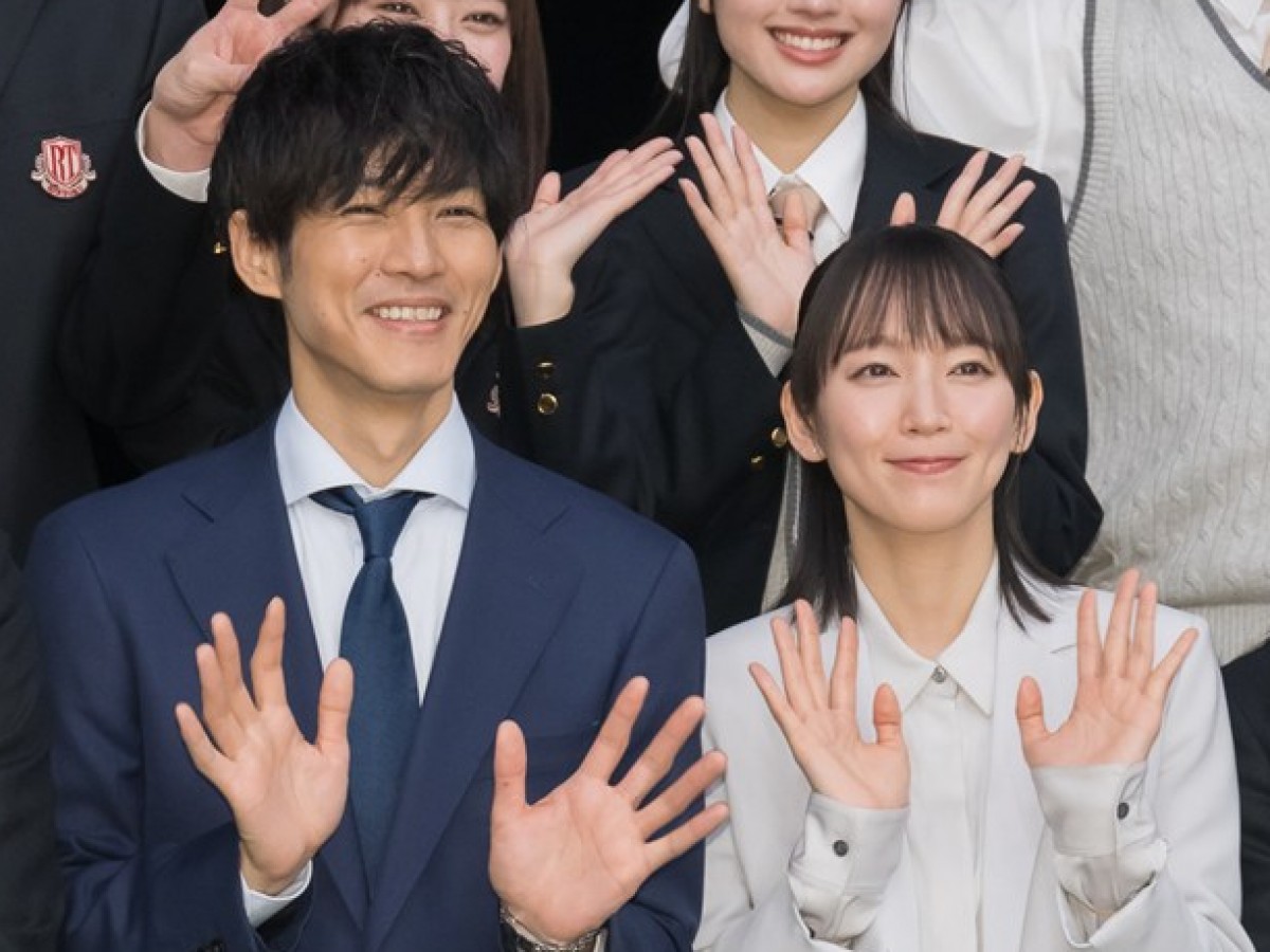 『御上先生』隣徳学院始業式に出席した(左から)(左から)松坂桃李、吉岡里帆