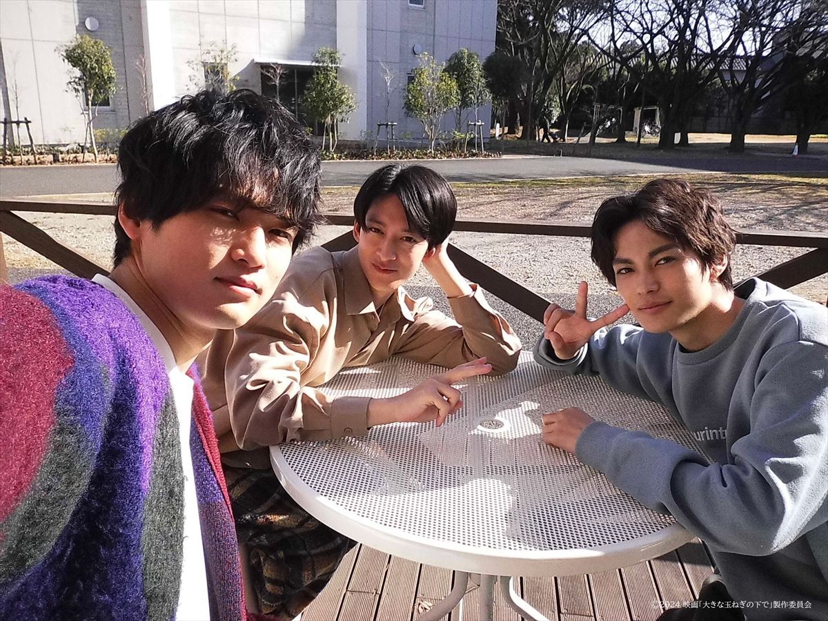 神尾楓珠＆桜田ひよりらがお互いをパシャリ！　『大きな玉ねぎの下で』“エモいい”オフショ一挙解禁
