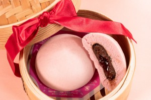 ファミマ「濃い！いちごショコラまん」発売！　濃厚チョコと果肉入りソースの甘酸っぱい味わい