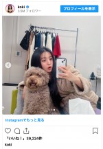 愛犬との2ショットで笑顔を見せるKoki,　※「Koki,」インスタグラム