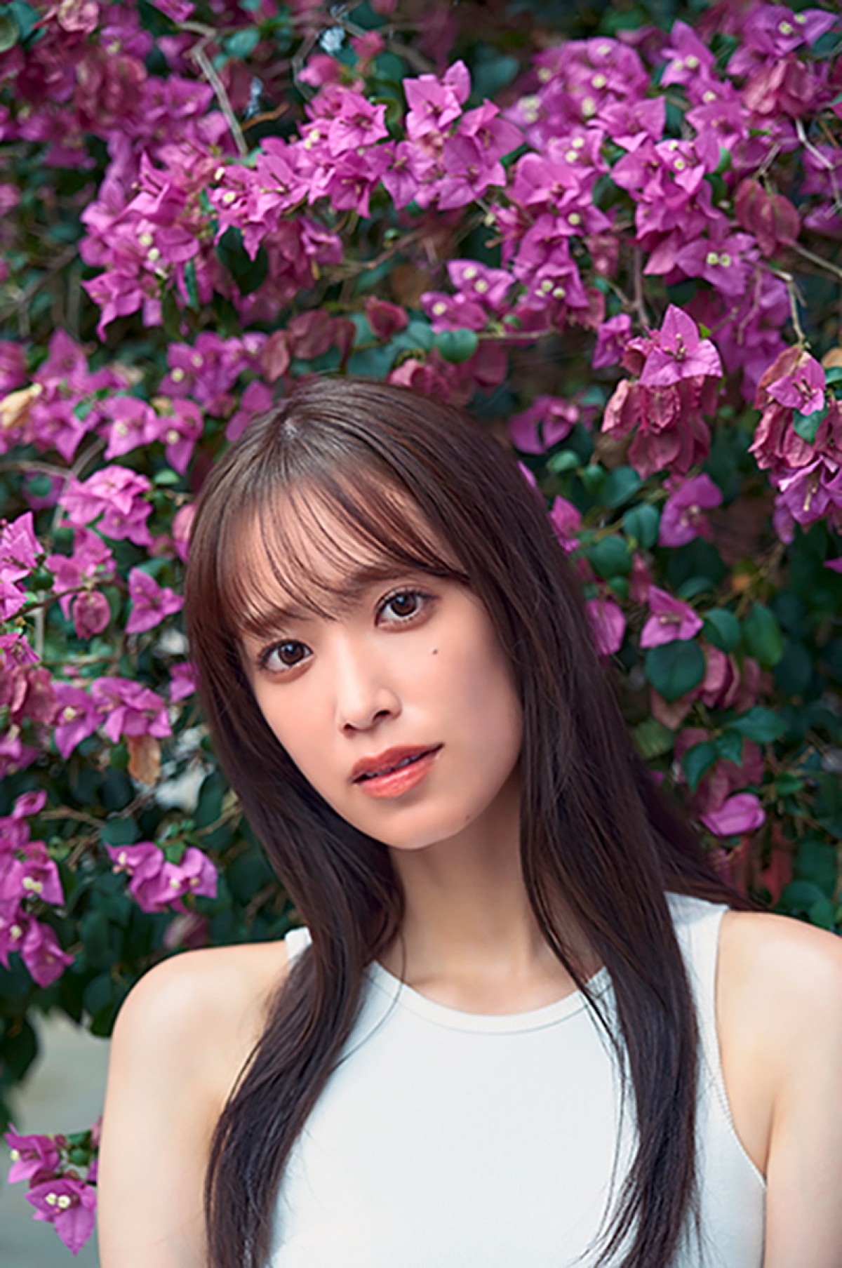 日向坂46・佐々木久美、自然感じる艶やかな赤ワンピカット　1st写真集先行カット第5弾公開