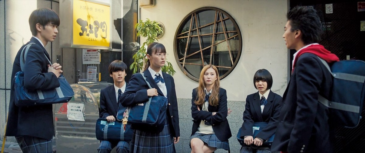 野村康太主演『6人ぼっち』、若手キャストたちによる“ぼっち”6人の修学旅行写真解禁