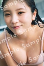 乃木坂46 与田祐希 3rd写真集『ヨーダ』封入特典ポストカードビジュアル、ひと泳ぎした後でプールから上がる与田祐希