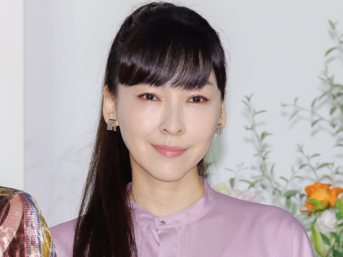 連続テレビ小説『おむすび』で主人公の母・愛子を演じる麻生久美子