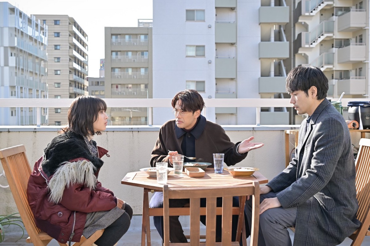 『クジャクのダンス、誰が見た？』謎のカラビナ男が第1話に続いて登場　ネット騒然「何者！？」「やけにイケボ」
