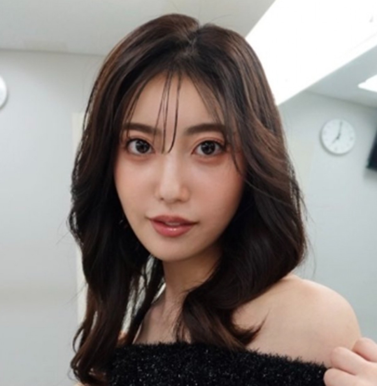 阿部なつき、オフショル姿　※「阿部なつき」エックス