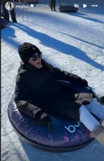 メーガン妃、ヘンリー王子の声援を受け泣く泣くスノーチュービングに挑戦※「Meghan，Duchess of Sussex」インスタグラム