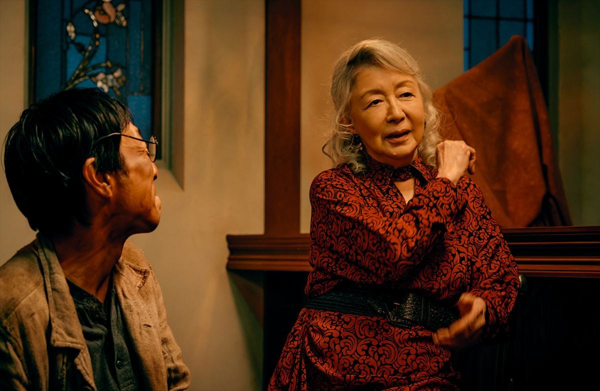 草笛光子91歳、「とにかく絵になる」と監督絶賛！　『アンジーのBARで逢いましょう』場面写真解禁