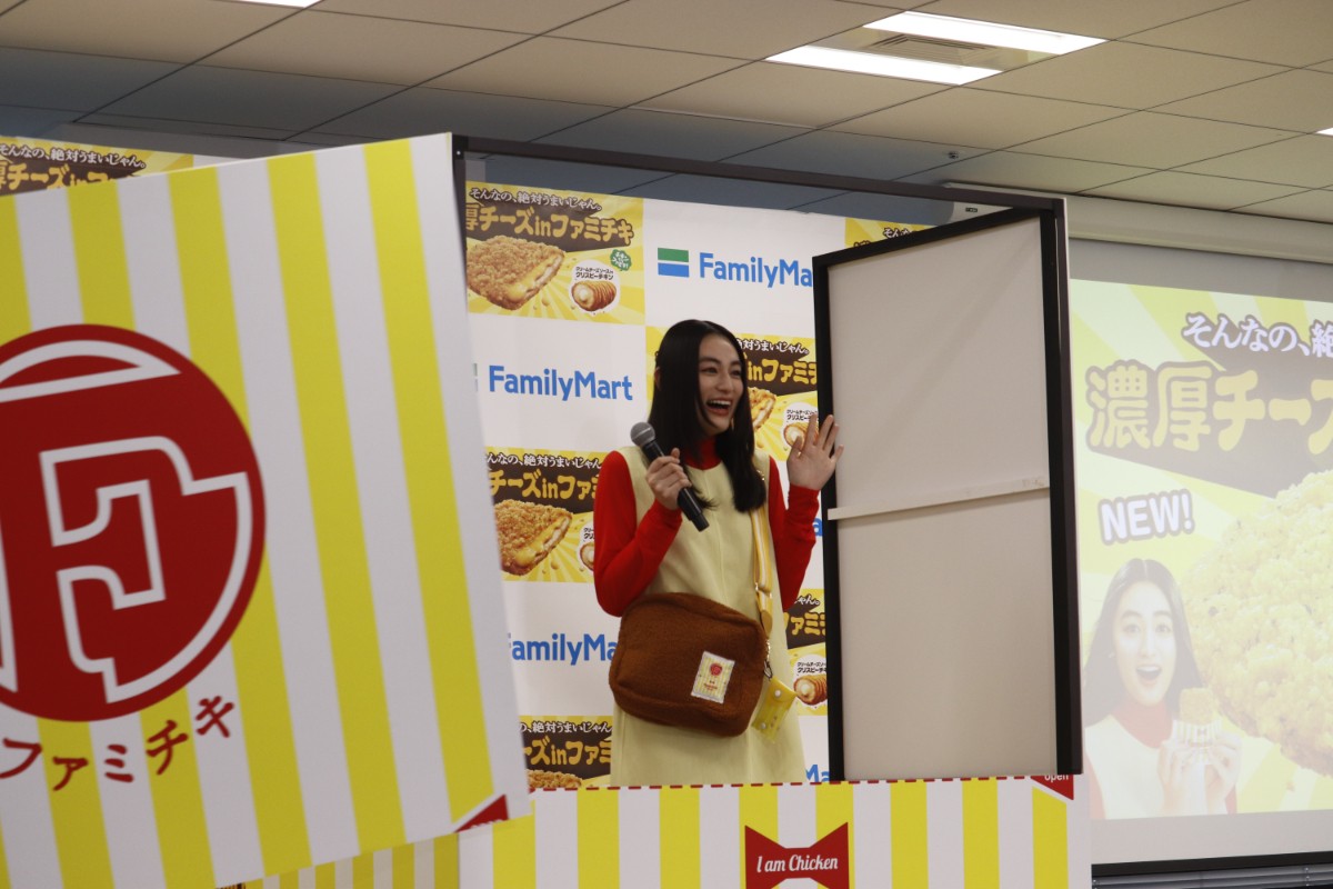 八木莉可子が“ファミチキ袋”から登場