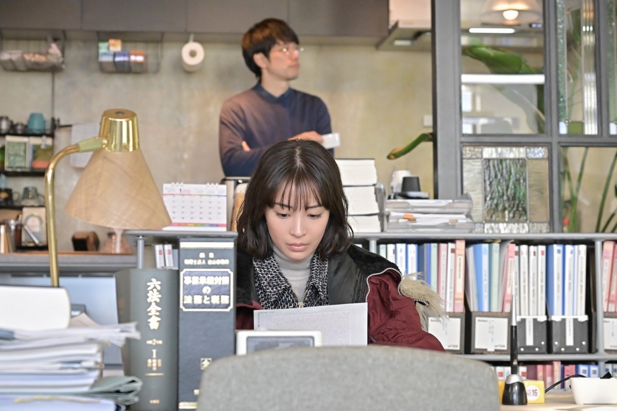 『クジャクのダンス、誰が見た？』謎のカラビナ男が第1話に続いて登場　ネット騒然「何者！？」「やけにイケボ」