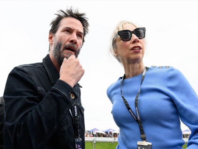 キアヌ・リーヴス、恋人との秘訣はシェアすること バイクでツーリングも