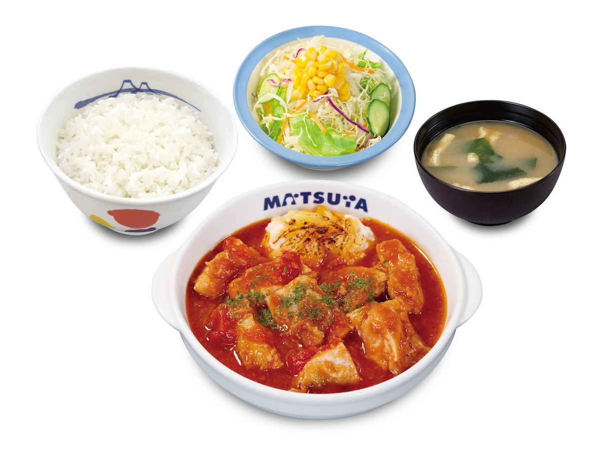 松屋「煮込みトマトチキン定食」発売！　グラタン“ドフィノワーズ”を添えた新メニュー