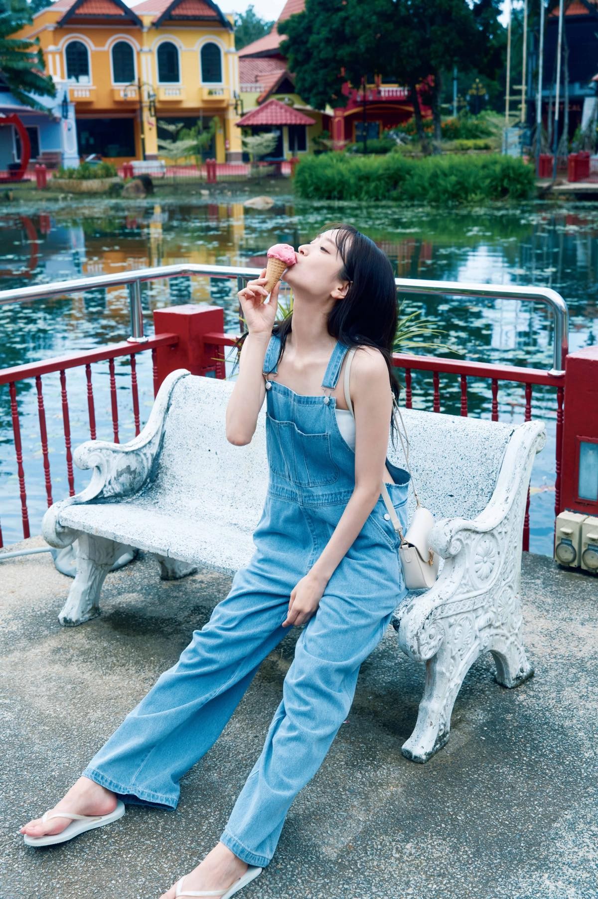 日向坂46・佐々木久美、美しい鎖骨にも注目！　1st写真集より水着カット公開