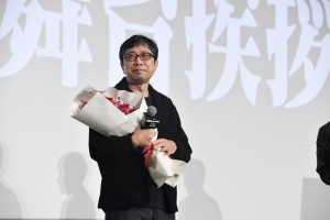 『機動戦士Gundam GQuuuuuuX ‐Beginning‐』の大ヒット御礼舞台あいさつに登壇した鶴巻和哉監督