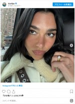 カラム・ターナーと婚約噂のデュア・リパ、左手薬指に大きなダイヤのリング　※「デュア・リパ」インスタグラム