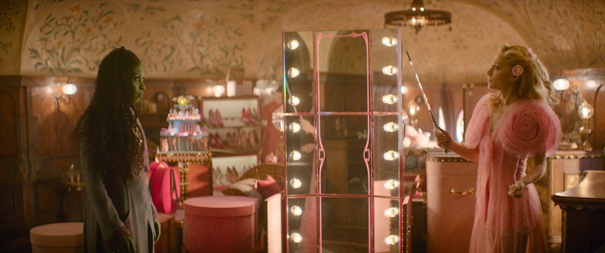 『ウィキッド』アリアナ・グランデが人気楽曲「ポピュラー」歌う！　本編映像公開